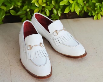 Mocasines blancos de piel con flecos para hombre: zapatos de diseño sin cordones