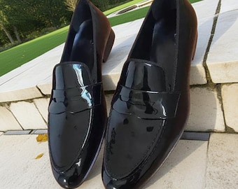 Mocasines de charol negro: zapatos de vestir formales hechos a mano