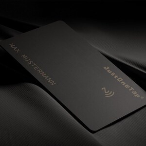 Personalisierbare NFC-Visitenkarte aus gebürstetem Edelstahl Farbe Pure Black (Schwarz)
