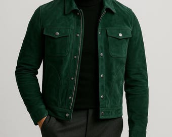 Könnte beinhalten: Dunkelgrüne Wildlederjacke mit Kragen, zwei Brusttaschen und silbernem Reißverschluss. Die Jacke hat geknöpfte Manschetten und eine taillierte Passform. Das Model trägt einen schwarzen Rollkragenpullover darunter.