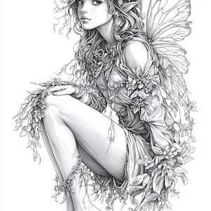 Könnte beinhalten: Detaillierte Schwarz-Weiß-Illustration einer sitzenden Fee. Sie trägt einen Blumenkranz, ein mit Blumen geschmücktes Kleid und große, detaillierte Flügel. Die Fee ist von floralen Akzenten umgeben, was eine skurrile und ätherische Ästhetik erzeugt.