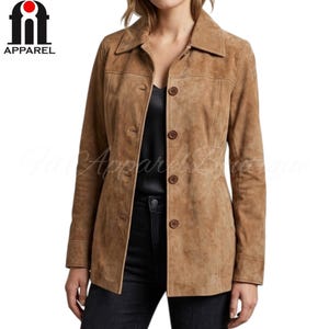 Puede incluir: Chaqueta de ante marrón claro con cuello y cierre de botones. La chaqueta tiene mangas largas y un corte entallado. El logotipo "Fit Apparel" está en la esquina superior izquierda.