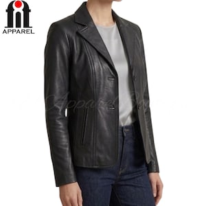 Puede incluir: Un blazer de cuero negro con solapa de muesca y cierre de dos botones. El blazer tiene un corte entallado y mangas largas. La imagen también muestra el logotipo "Apparel" y una "f" estilizada en un círculo.