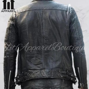 Puede incluir: Chaqueta de cuero negra con dise&ntilde;o acolchado en hombros y espalda baja. Cuenta con cremalleras plateadas y detalles de hebillas. La chaqueta tiene un estilo motero cl&aacute;sico con un acabado desgastado. El logo "Apparel" es visible.