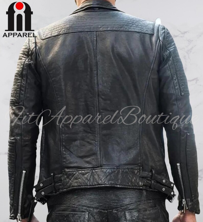 Puede incluir: Chaqueta de cuero negra con dise&ntilde;o acolchado en hombros y espalda baja. Cuenta con cremalleras plateadas y detalles de hebillas. La chaqueta tiene un estilo motero cl&aacute;sico con un acabado desgastado. El logo "Apparel" es visible.
