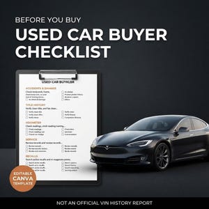 Puede incluir: Un portapapeles negro con una lista de verificaci&oacute;n blanca para la compra de un coche usado con secciones para accidentes, da&ntilde;os, historial, od&oacute;metro y revisiones, junto a un sed&aacute;n gris oscuro. El texto dice BEFORE YOU BUY USED CAR BUYER CHECKLIST.