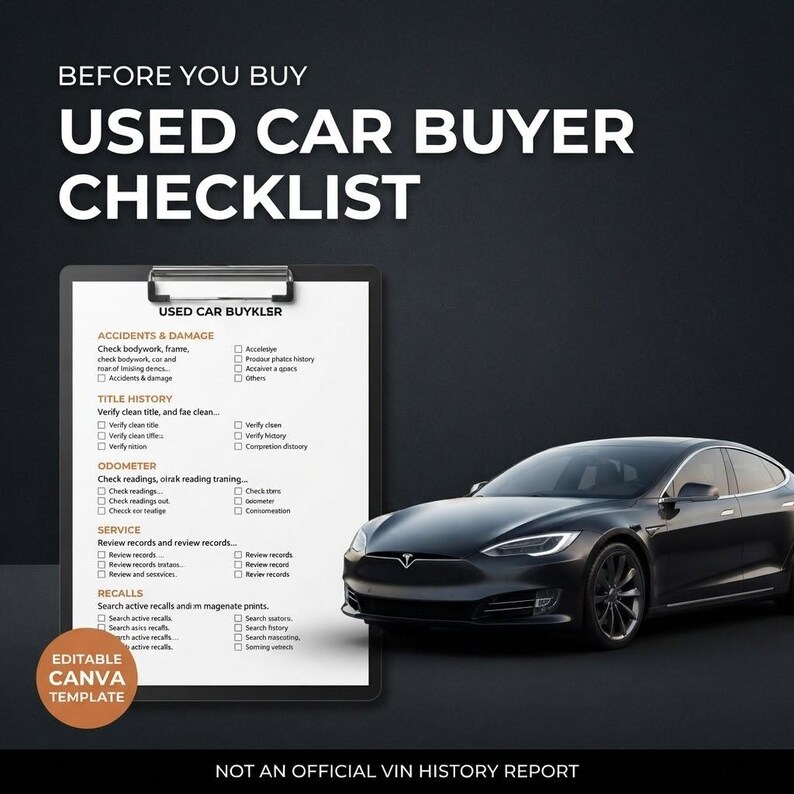 Puede incluir: Un portapapeles negro con una lista de verificaci&oacute;n blanca para la compra de un coche usado con secciones para accidentes, da&ntilde;os, historial, od&oacute;metro y revisiones, junto a un sed&aacute;n gris oscuro. El texto dice BEFORE YOU BUY USED CAR BUYER CHECKLIST.