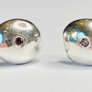 Recycelte Sterling Silber organische Kieselstein Ohrstecker mit 2m runden Rhodolith cz