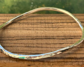 Brazalete de ondas hecho a mano en plata de ley, con sello de Edimburgo.
