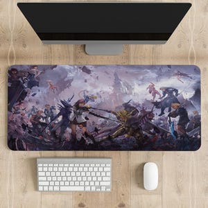 Puede incluir: Alfombrilla de ratón rectangular con una detallada escena de batalla de fantasía. La obra de arte es predominantemente púrpura, gris y blanca, con un teclado y un ratón de ordenador debajo de un monitor.