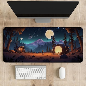 Pode incluir: Um tapete de rato ilustrado e colorido que apresenta uma cena noturna com uma cordilheira, uma lua cheia e duas casas futuristas. A cena se passa em uma floresta com árvores e estrelas no céu.