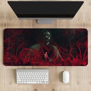 Pode incluir: Um tapete de mesa vermelho e preto com uma figura escura no centro. A figura está vestindo um casaco escuro e tem barba. O fundo é uma floresta escura com folhas vermelhas.