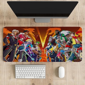 Puede incluir: Alfombrilla de ratón rectangular naranja con una vibrante ilustración de un grupo de personajes estilizados, probablemente de un videojuego. Los personajes están ambientados sobre un fondo de rayos naranjas y amarillos. Se ven un teclado y un ratón.