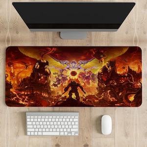 Puede incluir: Alfombrilla de ratón rectangular con una ilustración llena de acción y fuego. La obra de arte representa una figura de guerrero futurista en un paisaje infernal con demonios y una gran criatura alada. Debajo hay un teclado y un ratón.