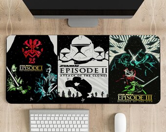 Może przedstawiać: Czarno-biała podkładka pod mysz z motywem Star Wars przedstawiająca plakaty filmowe do epizodów I, II i III. Plakaty przedstawiają Dartha Maula, Dartha Vadera i Yodę.