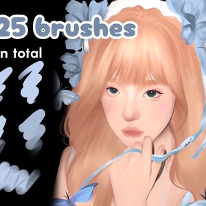 以下が含まれることがあります： デジタルアートイラスト。桃色の髪と青いアクセントの女性が描かれています。画像には「25 brushes In total」というテキストとブラシストロークの例が含まれています。女性は青いリボンと花の冠を身に着けています。