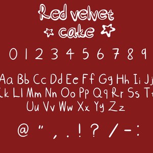 Pu&ograve; includere: Un alfabeto di font scritto a mano in bianco su sfondo rosso. Il font si chiama "Red Velvet Cake". L'alfabeto include lettere maiuscole e minuscole, numeri e segni di punteggiatura.