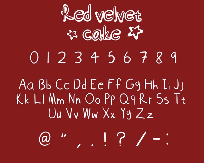 Pu&ograve; includere: Un alfabeto di font scritto a mano in bianco su sfondo rosso. Il font si chiama "Red Velvet Cake". L'alfabeto include lettere maiuscole e minuscole, numeri e segni di punteggiatura.
