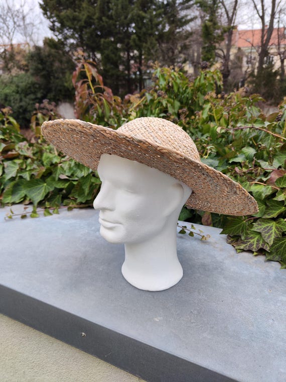 medieval straw hat, grainy structure