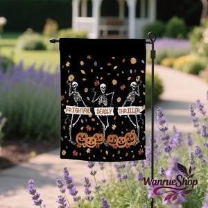 Könnte beinhalten: Schwarze Halloween-Gartenflagge mit tanzenden Skeletten, Kürbissen und fallenden Blättern. Auf der Flagge steht "Frightful Deadly Thriller". Eine dekorative Außendekoration für die gruselige Jahreszeit.