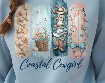 Op de afbeelding: Lichtblauw sweatshirt met een Coastal Cowgirl-ontwerp. Het ontwerp toont verticale panelen met schelpen, een bloemenmand, cowboyhoeden, laarzen en een surfplank met vlinders. De tekst "Coastal Cowgirl" is in een scriptletter.