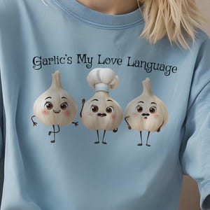 Garlic’s My Love Sprache Shirt | Lustiges Feinschmecker-T-Shirt | Süßes Koch Geschenk für Knoblauch-Liebhaber | Kawaii Veggie Grafik Shirt Unisex
