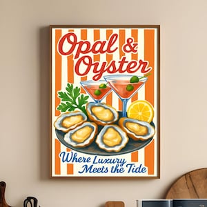 Op de afbeelding: Een ingelijste poster in vintage-stijl met de woorden "Opal & Oyster" in rood script. De poster bevat illustraties van oesters, cocktails en een schijfje citroen. De tekst "Where Luxury Meets the Tide" is ook opgenomen. De poster staat tegen een achtergrond van oranje en witte verticale strepen.