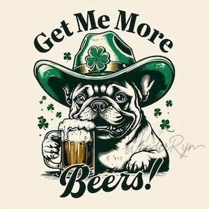 Può includere: Un bulldog francese con un cappello da cowboy verde decorato con trifogli a quattro foglie tiene un bicchiere di birra. Il testo "Get Me More Beers!" è scritto sopra il cane.