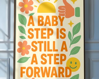 Może przedstawiać: Oprawiony wydruk z napisem "A BABY STEP IS STILL A STEP FORWARD" w kolorze pomarańczowym. Projekt zawiera żółte słońce, pomarańczowe kwiaty, zielone liście, kciuk w górę i uśmiechniętą buzię. Grafika jest w ciemnobrązowej ramie.