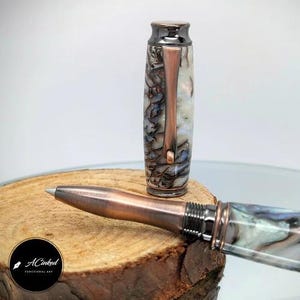 Handgemaakte rollerbalpen – hybride hars en dennenappel – luxe schrijfcadeau – aangepaste ambachtelijke pen – kantoorcadeau-unieke handgemaakte pen