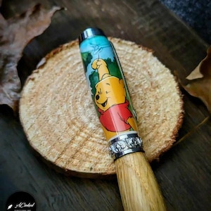 Bolígrafo rollerball de Winnie the Pooh, hecho a mano, con el sello de Winnie the Pooh y el bosque de Ashdown: un regalo literario único.