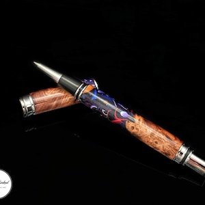 以下が含まれることがあります： クリーム、ライトブラウン、ダークブラウンの、まだら模様のマット仕上げのセラミックマグカップ3個セット。各マグカップはシンプルでミニマリストなデザインで、コーヒーや紅茶に最適です。