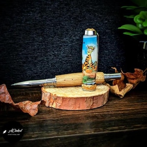 Bolígrafo rollerball artesanal de Winnie the Pooh con el sello de roble y Tigger del Bosque de Ashdown: un regalo literario único