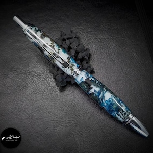 Bolígrafo de clic hecho a mano con flores reales / Elegante bolígrafo de tinta de resina / Regalo botánico único para escritores y profesionales