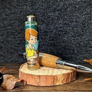 Bolígrafo rollerball artesanal de Winnie the Pooh con el sello de roble del bosque de Ashdown y Christopher Robin: un regalo literario único.