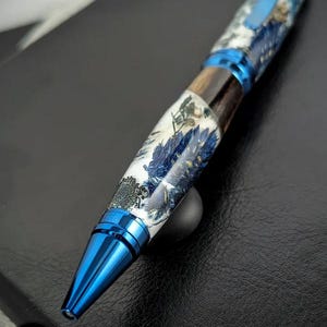 Stylo à bille : Stylo à bille artisanal avec de vraies fleurs et du matériel en titane bleu | Cadeau d'écriture unique | Stylo inspiré de la nature
