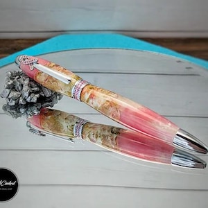 Handgefertigter Brustkrebs Stift – Echte Blumen & Resin | Pink Ribbon Kugelschreiber | Einzigartiges Geschenk für Überlebende und Unterstützer