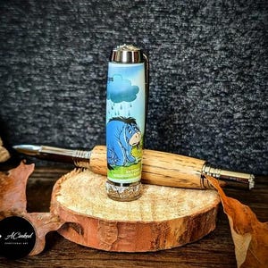Bolígrafo rollerball artesanal de Winnie the Pooh con el sello de roble y Ígor del Bosque de Ashdown: un regalo literario único.