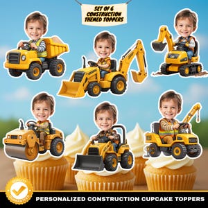 Puede incluir: Conjunto de seis adornos para cupcakes con temática de construcción. Cada adorno presenta una imagen de dibujos animados de un niño conduciendo vehículos de construcción amarillos. Los adornos están colocados sobre cupcakes con glaseado blanco. El cartel dice "SET OF 6 CONSTRUCTION THEMED TOPPERS".