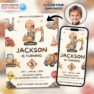 Peut inclure: Une invitation d'anniversaire avec le visage d'un enfant sur une excavatrice. L'invitation comprend le texte "Jackson a 5 ans" et les détails de l'événement. La conception comprend des véhicules de construction et un panneau "Ralentir".