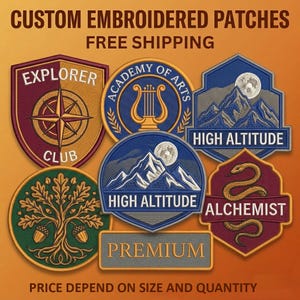 Puede incluir: Una colección de parches bordados personalizados en varias formas, con diseños como una brújula, una lira, montañas y una serpiente. Los parches tienen texto que dice "EXPLORER CLUB", "ACADEMY OF ARTS", "HIGH ALTITUDE", "ALCHEMIST" y "PREMIUM".