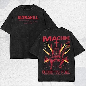 Può includere: Due magliette nere oversize con testo e grafica rossi. Una maglietta recita "ULTRAKILL" con testo aggiuntivo. L'altra presenta "MACHINE" e una figura simile a un robot con la scritta "BLOOD IS FUEL".