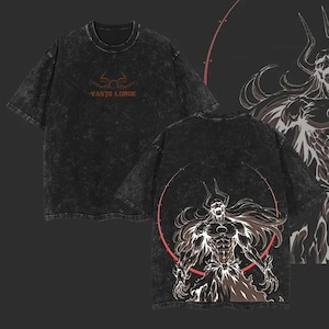 Könnte beinhalten: Schwarz gefärbtes T-Shirt mit Grafikdesign auf Vorder- und Rückseite. Auf der Vorderseite steht der Text "VASTO LORDE" über einem Symbol. Die Rückseite zeigt eine detaillierte Illustration einer Figur in einem roten Kreis.