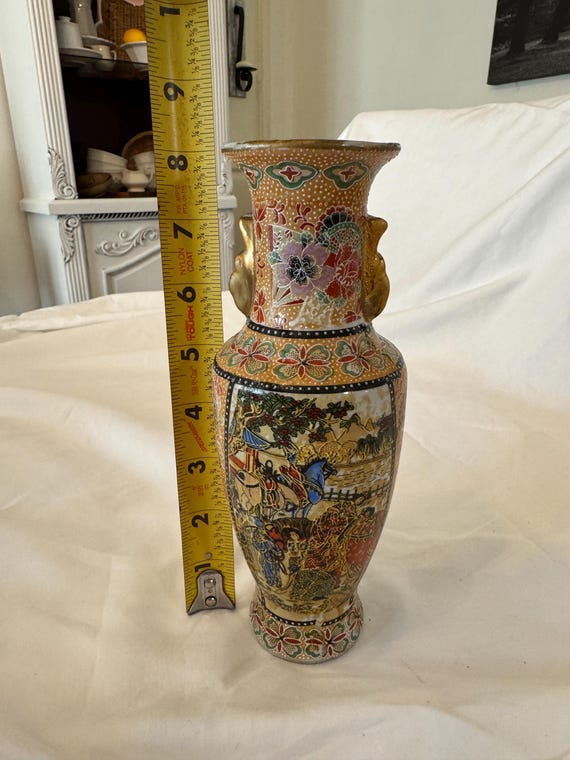 ヴィンテージの薩摩焼花瓶：精巧な装飾が施された8インチの