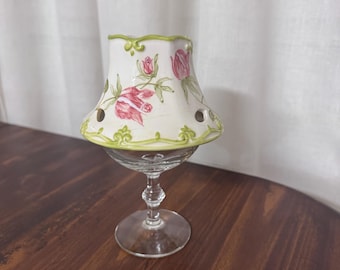 Świeca na czubku z różami, wykonana z pościeli i innych materiałów w stylu wróżek