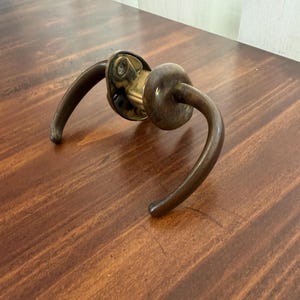 Rare maniglie a leva vintage in ottone massiccio con barra di collegamento a fuso e rosette ovali.