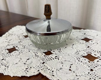 Vintage Kristall-Bonboniere/Schmuckschale aus der Mitte des 20. Jahrhunderts mit verchromtem Deckel, Sculptura von Kromex