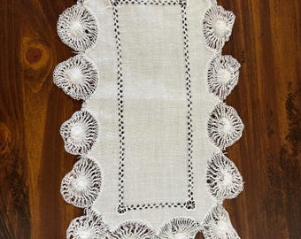 Vintage Europäisches Spitzendeckchen aus Leinen