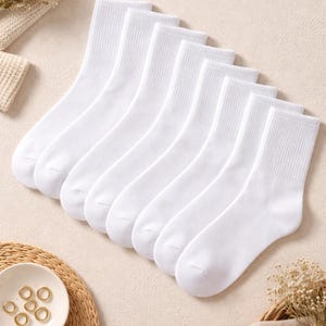 Puede incluir: Una colecci&oacute;n de siete calcetines blancos de corte cl&aacute;sico dispuestos en diagonal. Los calcetines tienen pu&ntilde;os acanalados y una textura suave y lisa. El fondo incluye elementos decorativos como una estera tejida, un cuenco peque&ntilde;o y flores secas.