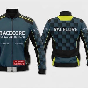 以下が含まれることがあります： 「RACECORE」と「FLYING ON THE ROAD」の文字が入った、ティールと黒のレーシングジャケット。袖と背中にはチェック柄、イエローのアクセント。前面には「SPONSOR」と「CUSTOMIZE」の文字があります。
